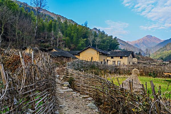 xxʯ�������񶯶��ܱߺ���ṹ �徲�ԡ�֤�ݱ�ȫ��ʩ��Ӱ�� �ж�